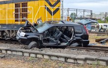 Zniszczony samochód na torach po zderzeniu z lokomotywą; fot. Kamila Turel