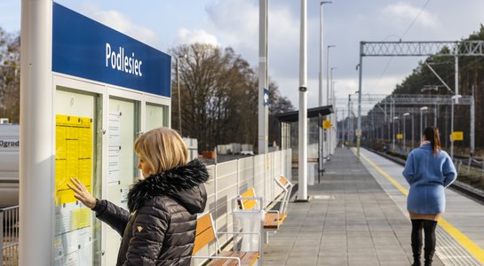 Pasażerowie czekający na pociąg na nowym peronie w Podleściu. fot. Łukasz Bryłowski