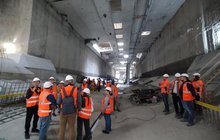 Uczestnicy wycieczki po podziemnym tunelu kolejowym w Łodzi obserwują postępy prac; fot. Rafał Wilgusiak
