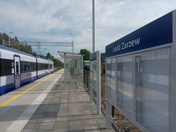 Pociąg przy peronie przystanku Łódź Zarzew fot. Jakub Raj
