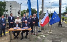 Przedstawiciele PLK SA podpisują umowę na realizację inwestycji w Ostródzie; fot. Karol Jakubowski
