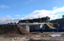 Łapy Osse - pociąg towarowy wjeżdża pod wiadukt fot Tomasz Łotowski PKP Polskie Linie Kolejowe S.A.