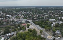 Widok z lotu ptaka na miasto Pruszków, nowy wiadukt nad linią kolejową i przejeżdzający pociąg, fot. A.Lewandowski, P.Mieszkowski