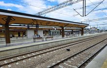 Stacja Zakopane - na peronach są podróżni, obok stoi pociąg, fot. Jacek Dyszy (2)