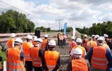 Briefing prasowy w miejscu budowy nowego przystanku Katowice Morawa, na zdjęciu uczestnicy wydarzenia, fot. Tomasz Kiełbasa (1)