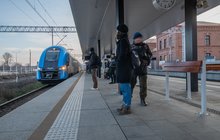 Stacja Dąbrowa Górnicza, podróżni czekają na wjeżdżający pociąg, fot. Grzegorz Szędzioł