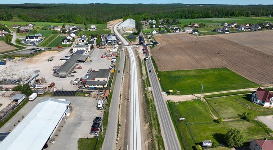 Linia kolejowa nr 214 w Somoninie Widok z góry na linię kolejową nr 214 w Somoninie. fot. Damian Strzemkowski PLK