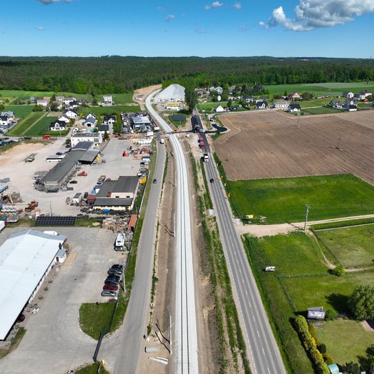 Linia kolejowa nr 214 w Somoninie Widok z góry na linię kolejową nr 214 w Somoninie. fot. Damian Strzemkowski PLK