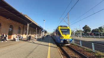 Bielsko-Biała, pociąg przy peronie, budynek dworca i podróżni, fot. Katarzyna Głowacka