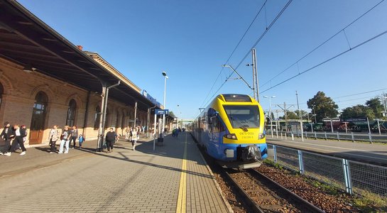 Bielsko-Biała, pociąg przy peronie, budynek dworca i podróżni, fot. Katarzyna Głowacka