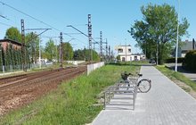 Stojaki rowerowe przy przystanku Chełm Śląski; fot. Grzegorz Gaweł