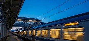 Pociąg na stacji kolejowej.