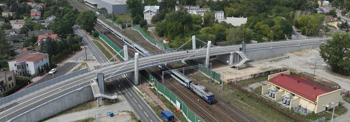 Pociąg jedzie pod widuktem w Pruszkowie, fot. A.Lewandowski, P. Mieszkowski