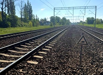 Linia kolejowa bez znaku W6 nakazującego maszyniście podanie sygnału Baczność przed przejazdem Linia kolejowa bez znaku W6 nakazującego maszyniście podanie sygnału Baczność przed przejazdem fot. PLK