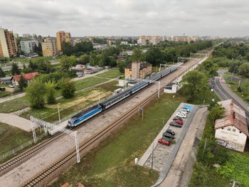 Parking przy przystanku Dąbrowa Górnicza Gołonóg z lotu ptaka, na zdjęciu widoczny pociąg, fot. Krzysztof Ścigała 2