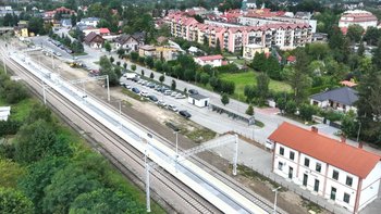 Stacja Tuchów - widać zmodernizowany peron, nowe wiaty , ławki, tablice informacyjne, oznakowanie, fot. Krzysztof Dzidek