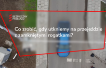 Ujęcie z filmu, widok kamery z góry na samochód, tekst Co zrobić gdy utkniemy na przejeździe. 