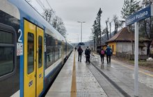 Stacja Ustroń Polana, podróżni na peronie, przy peronie pociąg, fot. Katarzyna Głowacka