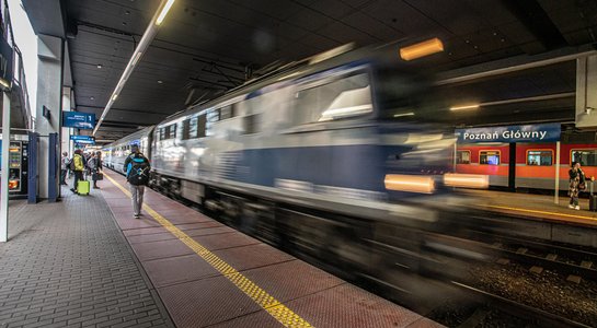 Pociąg wjeżdżający na peron stacji Poznań Główny, po prawej podróżni_fot.Łukasz Bryłkowski