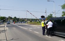 Akcja Bezpieczny Przejazd w Rybniku, Ambasadorzy Bezpieczeństwa przekazują kierowcom i pieszym zasady przekraczania torów, fot. Katarzyna Głowacka (3)