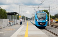 Pociąg przy nowym peronie w Drawinach, po prawej wiata_fot.Marcin Tadus