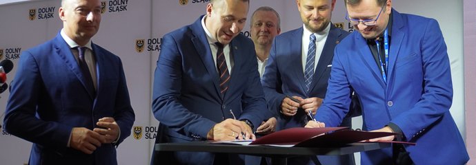 Podisanie umowy z Urzędem Marszałkowskim Województwa Dolnośląskiego, Gminą Niegosławice oraz Ministerstwem Infrastruktury 1 fot. Michał Nowakowski