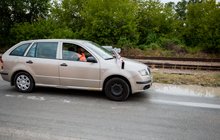 Auto wyłamuje rogatkę na przejeździe kolejowo-drogowym; fot. Piotr Nowakowski