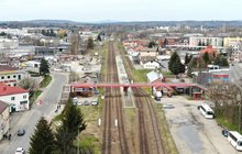 Stacja Krosno - widok torów i peronu z podróżnymi, fot. Krzysztof Dzidek