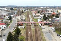 Stacja Krosno - widok torów i peronu z podróżnymi, fot. Krzysztof Dzidek