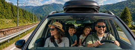 Widok na rodzinę w samochodzie.