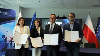 Przedstawiciele MI, CUPT, PLK SA i Komisji Europejskiej z umową na dofinansowanie kolejowych projektów z funduszy KPO, fot. CUPT