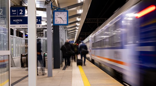 Rzeszów-Główny - stoi pociag, podróżni są na peronie, fot. Szymon-Grochowski