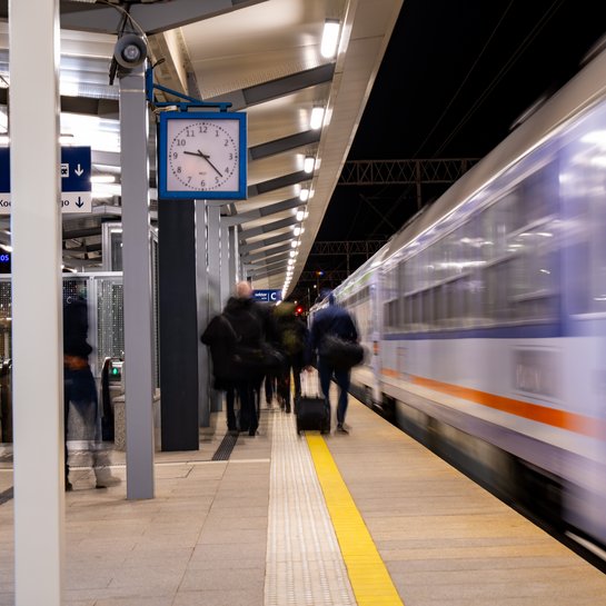 Rzeszów-Główny - stoi pociag, podróżni są na peronie, fot. Szymon-Grochowski