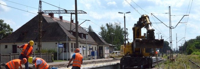 Przystanek Zawadzkie. Robotnicy pracują na peronie wyspowym. Fot1. Fot. M. Pabiańska