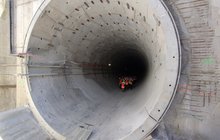 Wnętrze tunelu średnicowego w Łodzi, dziennikarze podczas wizyty technicznej fot. Rafał Wilgusiak