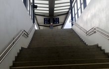 Schody prowadzące z przejścia podziemnego na peron stacji Kłodzko Miasto