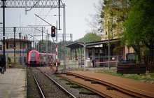 Pociąg odjeżdża ze stacji Ostróda. Tor i nowe szyny_fot. Andrzej Puzewicz