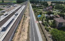 Stacja Baciuty i droga lokalna fot. Paweł Mieszkowski PKP Polskie Linie Kolejowe SA