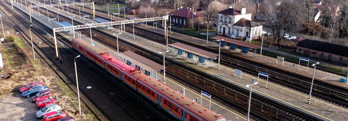 Pociąg regionalny czeka na odjazd na stacji w Kozłowie, widok z lotu ptaka, fot. Piotr Hamarnik