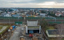 Widok z lotu ptaka na nowe filary wiaduktu drogowego w Pruszkowie. Widać tory kolejowe, fot. Ł. Bryłowski