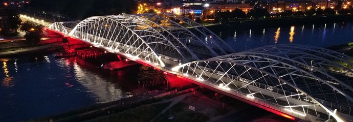Nowy most kolejowy nad Wisłą w Krakowie, iluminowany w biało-czerwonych barwach, zdjęcie z lotu ptaka, fot. Piotr Hamarnik