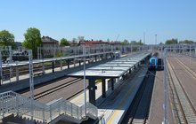 Czechowice-Dziedzice, widok na perony z wiaduktu, pociąg przy peronie, fot. Katarzyna Głowacka