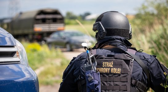 Funkcjonariusz Straży Ochrony Kolei podczas akcji. fot. SOK