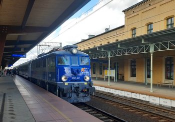 Pociąg przy peronie stacji Toruń Główny. fot. Przemysław Zieliński PLK