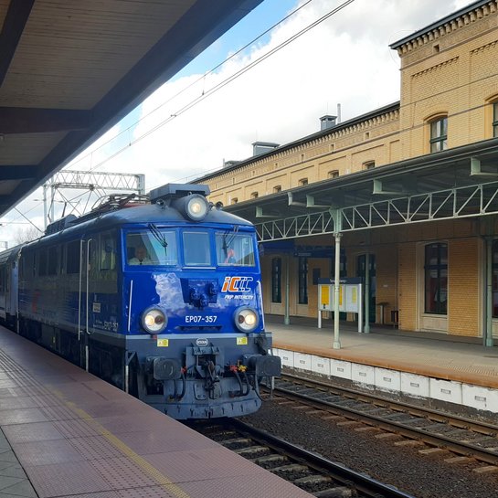 Pociąg przy peronie stacji Toruń Główny. fot. Przemysław Zieliński PLK