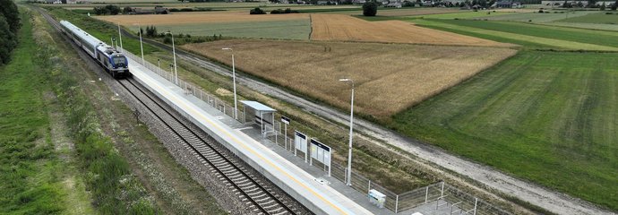 Pociąg przejeżdża obok peronu w Jaskach, fot. A.Lewandowski, P. Mieszkowski