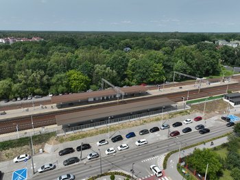 Nowy parking przy stacji w Zielonce Nowy parking przy stacji w Zielonce – wygodniej z samochodu na pociąg , parking w Zielonce przy stacji kolejowej z lotu ptaka, A.Lewandowski, P.Mieszkowski