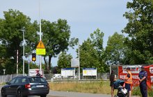 Akcja Bezpieczny piątek na przejeździe kolejowo- drogowym przy przystanku kolejowym Wrocław Partynice. Fot. M. Pabiańska 21.06.24