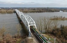 Pociąg jedzie po moście kolejowym nad Wisłą w Dęblinie, fot. A.Lewandowski, P. Mieszkowski (3)