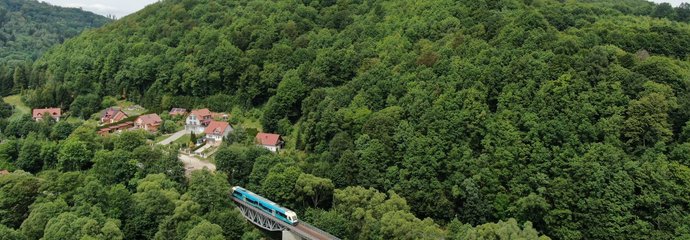 Linia kolejowa Świdnica - Jedlina-Zdrój. Przez wiadukt w Lubachowie przejeżdża pociąg. Fot. R. Mitura